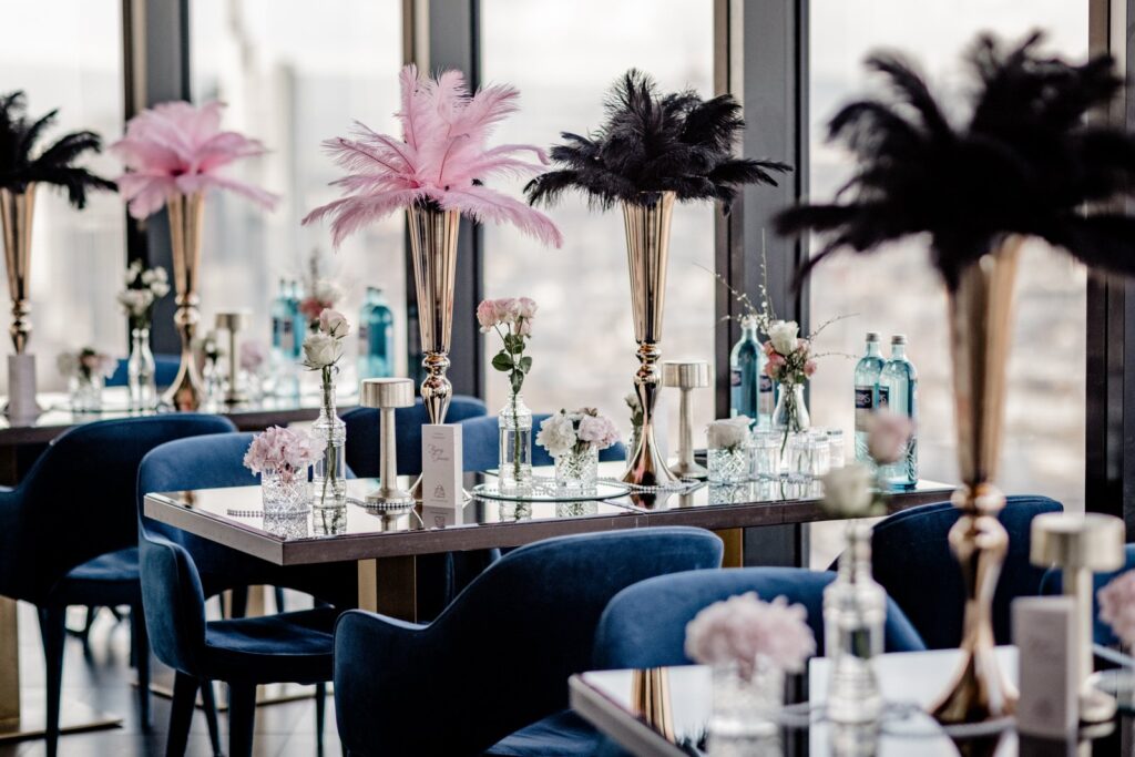 Flying Dinner · Federn und Gold
