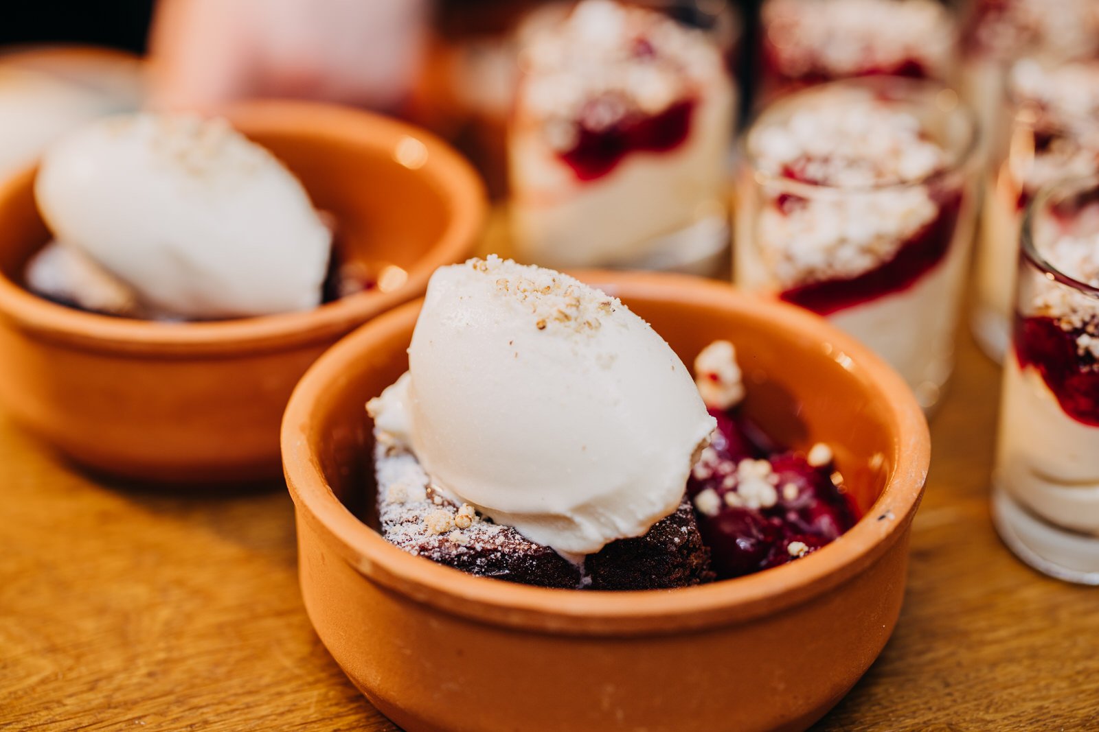 Dessert-Variationen in Terrakotta-Schälchen