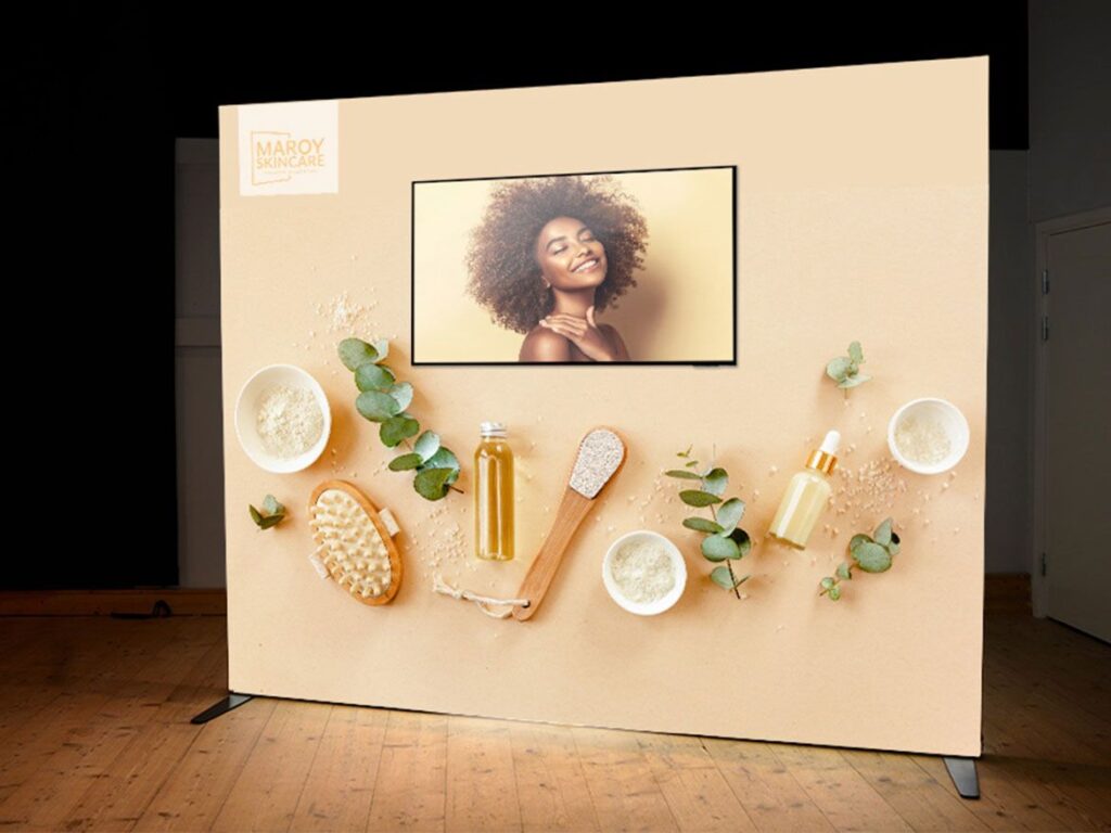 Lightbox-Wand mit integriertem Monitor und Hautpflege-Motiv