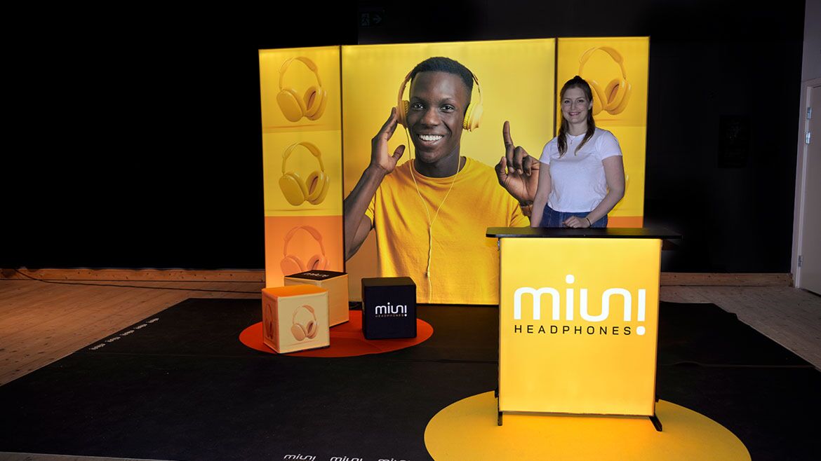 Lightbox counter and event cubes on stage