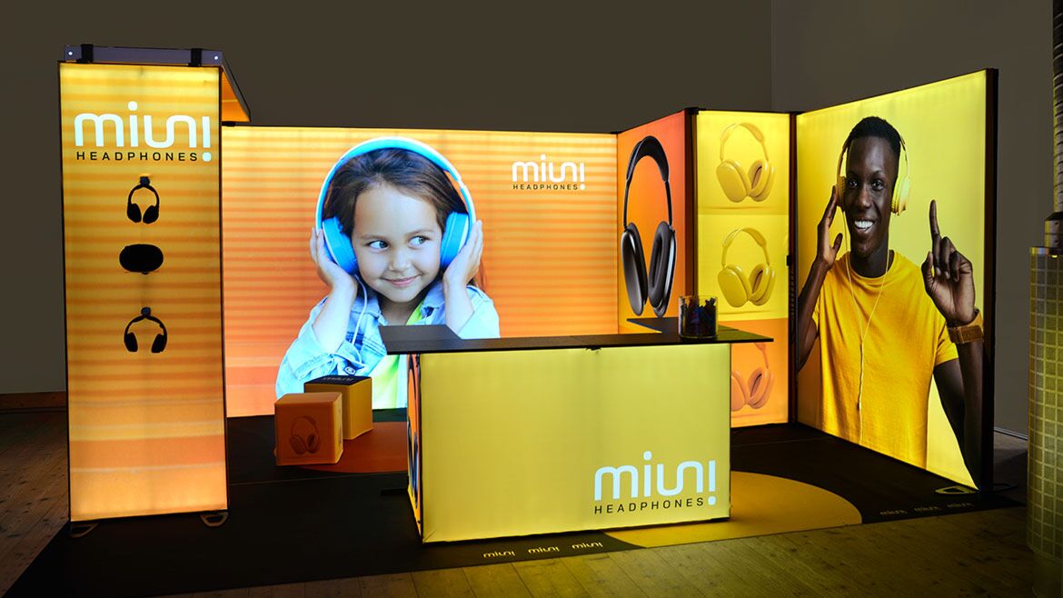 Illuminated exhibition stand with counter