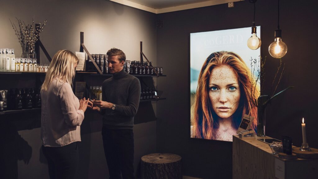 Hinterleuchtete Wand in einem Showroom