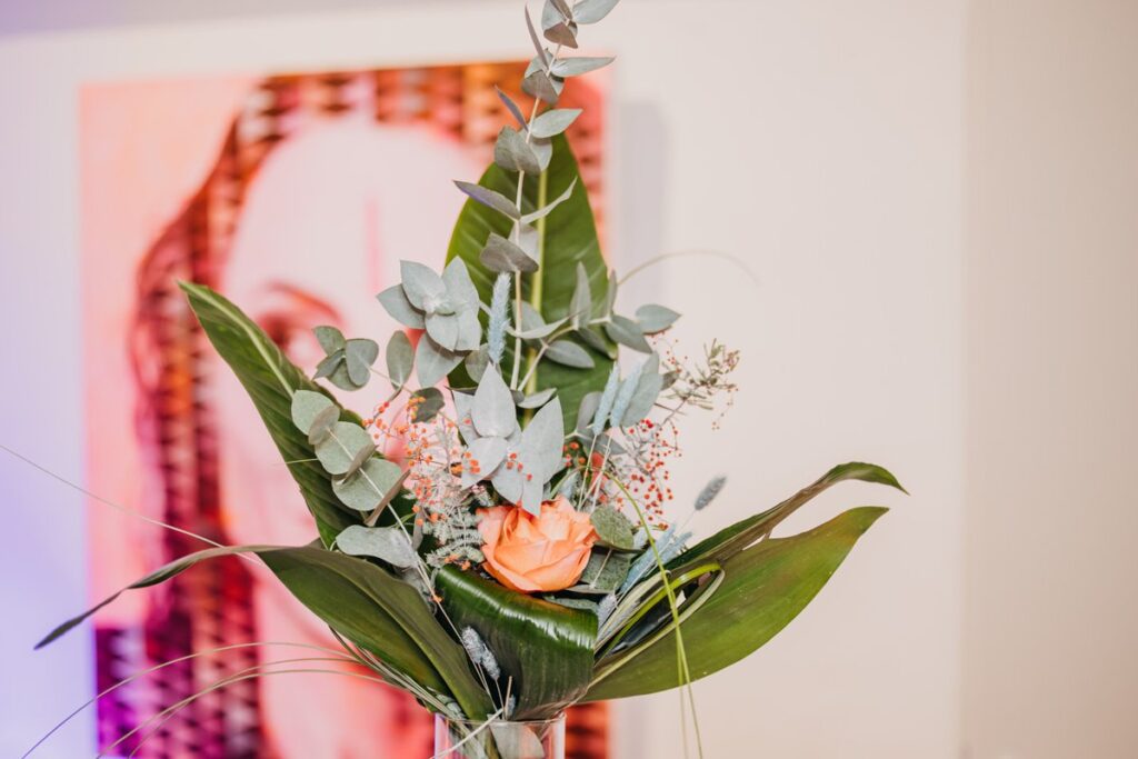 Strauß aus Eukalyptus, Blättern und einer lachsfarbenen Rose