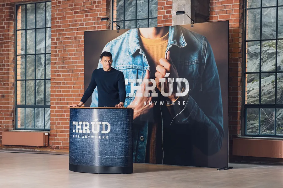 Textile Rückwand mit passender Theke
