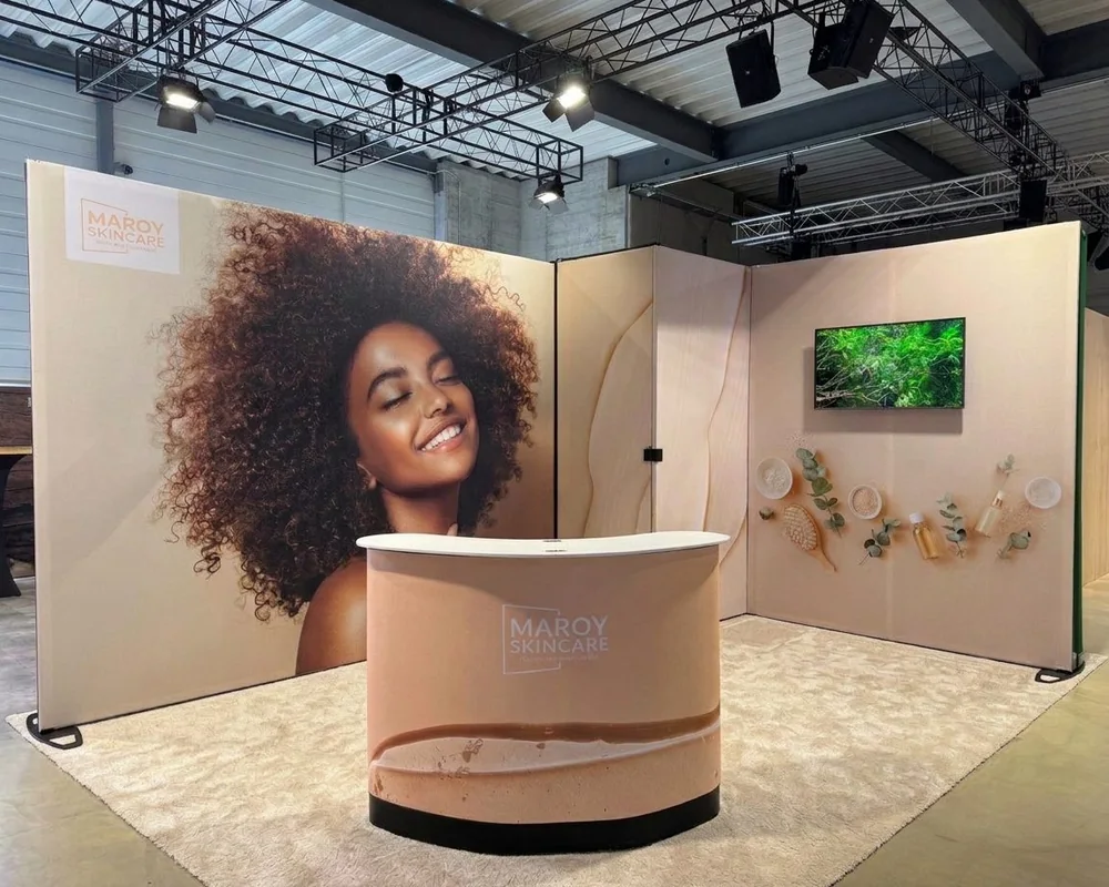 Messestand 4 x 3 m mit Lagerraum, Bildschirm und Theke