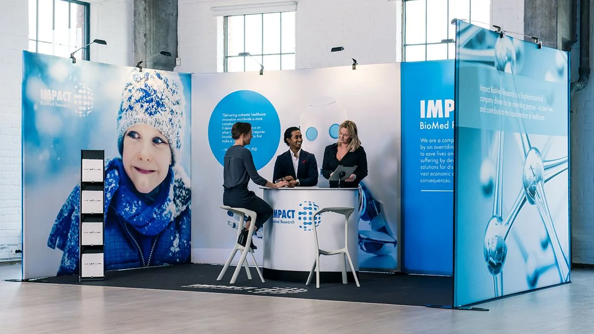 Messestand in U-Form mit Theke und Prospektständer