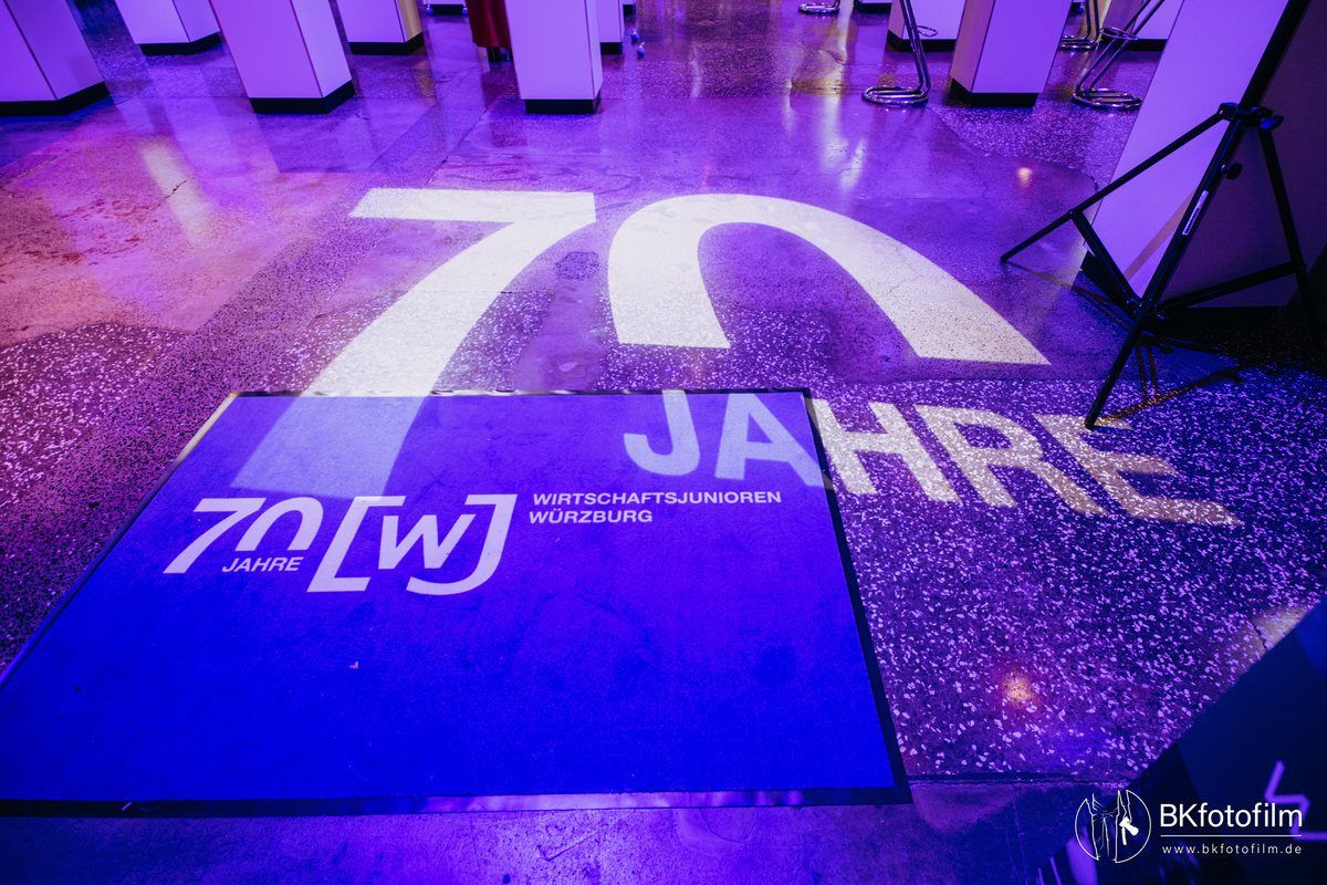 Bodenprojektion zum 70-jährigen Jubiläum