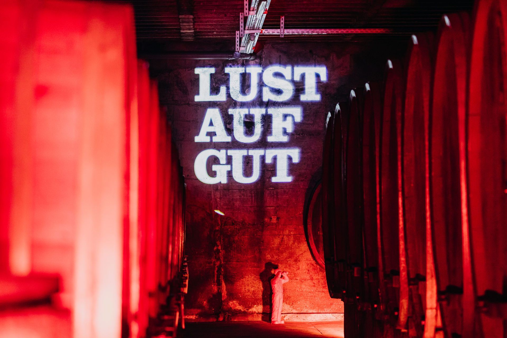 Logo-Projektion in einem Gewölbekeller