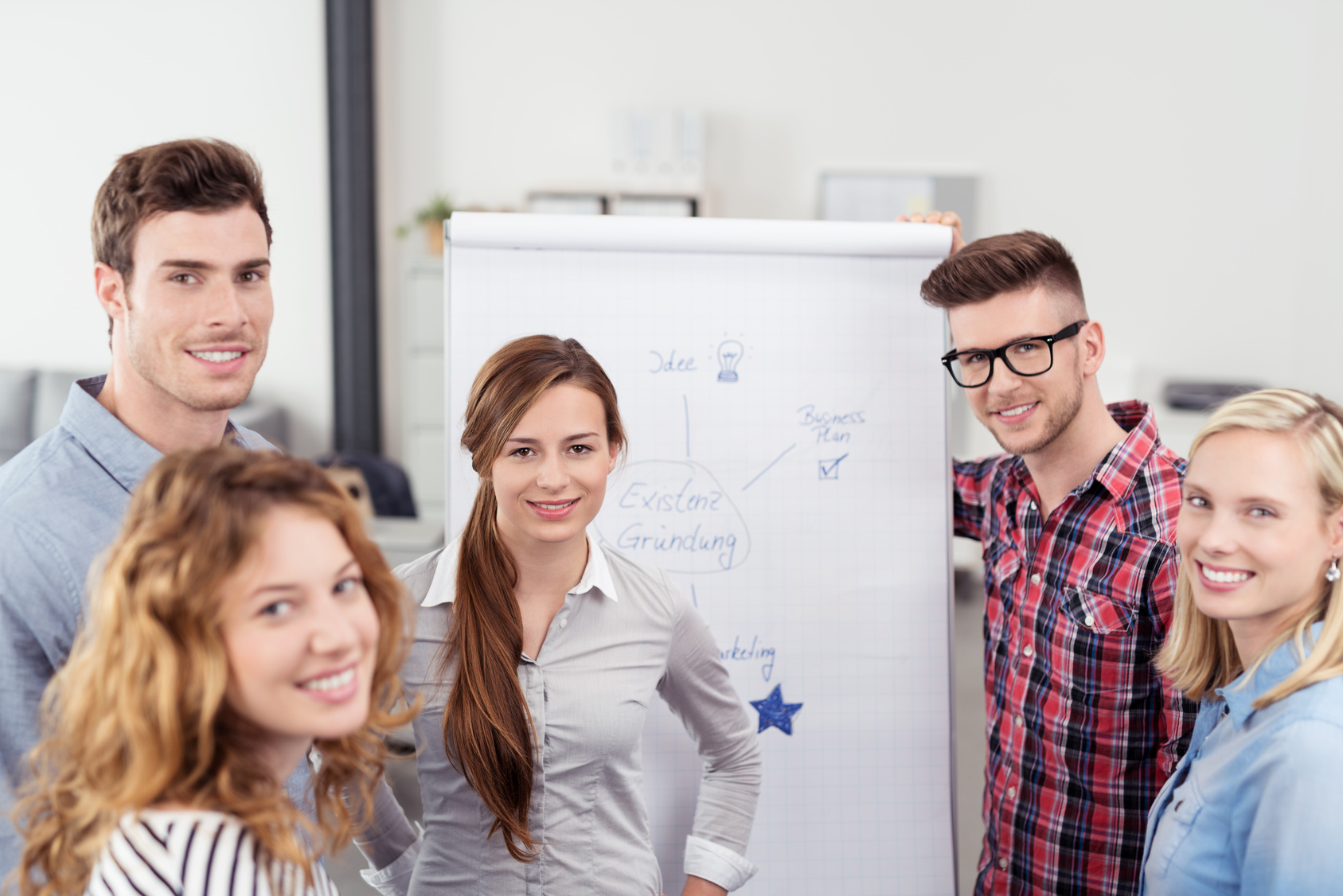 Junges Team arbeitet am Whiteboard