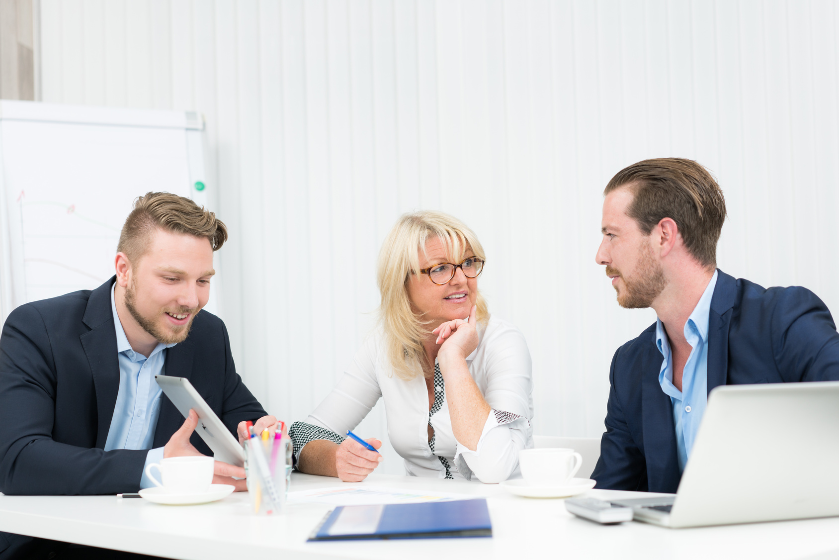 Drei Kollegen besprechen ein Projekt im Büro