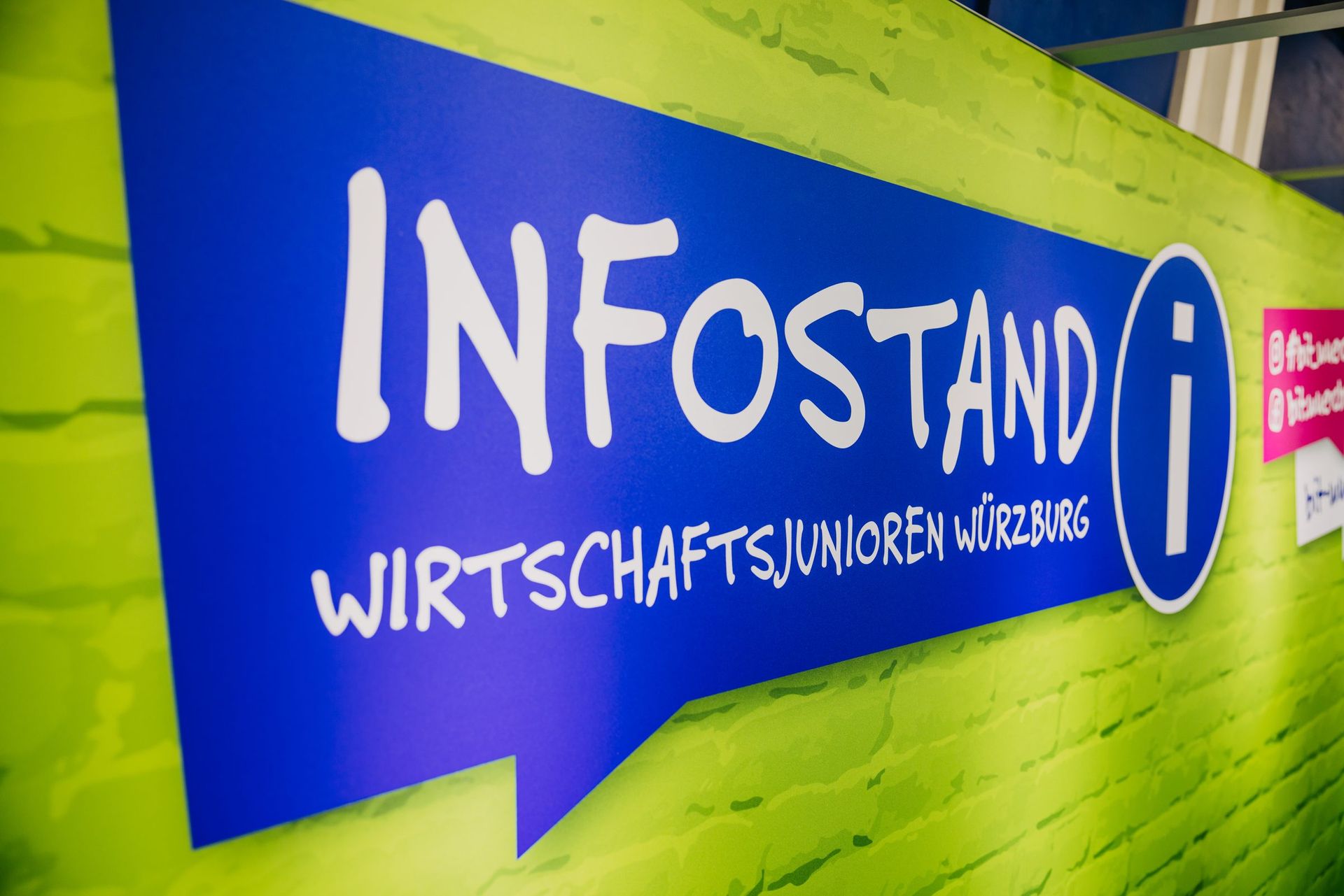 Infostand mit Wandgrafik
