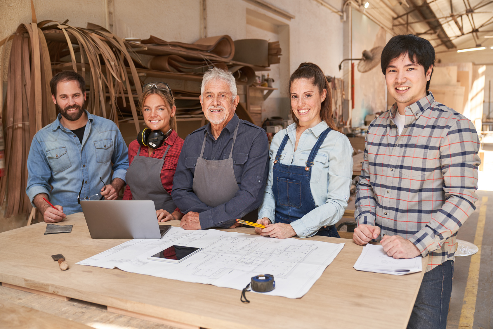 Team in einer Werkstatt